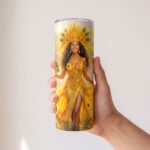 Termo de Oshún de 20 oz con diseño de Oshún con corona y vestido amarillo junto al río