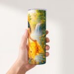 Termo de Oshún de 20 oz con diseño de Oshún con corona y vestido amarillo junto al río