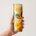 Termo de Oshún de 20 oz con diseño de Oshún con corona y vestido amarillo junto al río