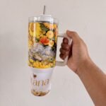 Termo de Oshún de 40 oz con asa y pajilla de acero, diseño de girasoles, miel y la palabra «Sultana»