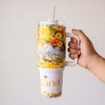 Termo de Oshún de 40 oz con asa y pajilla de acero, diseño de girasoles, miel y la palabra «Sultana»