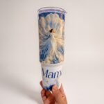 Termo de Yemayá de 40 oz con asa, diseño de Yemayá entre las olas y la palabra «Mamá»