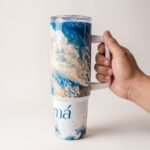 Termo de Yemayá de 40 oz con asa, diseño de Yemayá entre las olas y la palabra «Mamá»