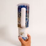 Termo de Yemayá de 40 oz con asa, diseño de Yemayá entre las olas y la palabra «Mamá»