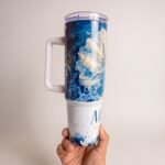 Termo de Yemayá de 40 oz con asa, diseño de Yemayá entre las olas y la palabra «Mamá»