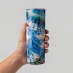 Termo de Yemayá de 20 oz con diseño de Yemayá entre las olas del mar