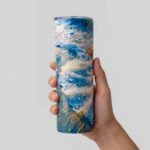 Termo de Yemayá de 20 oz con diseño de Yemayá entre las olas del mar