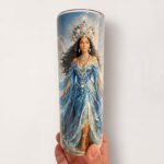 Termo de Yemayá de 20 oz con diseño de Yemayá reina del mar, con corona y vestido azul